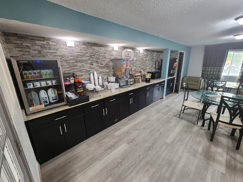 Super 8 By Wyndham Rockford 5/50