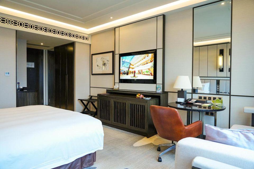 Comfy, Queen Bed
