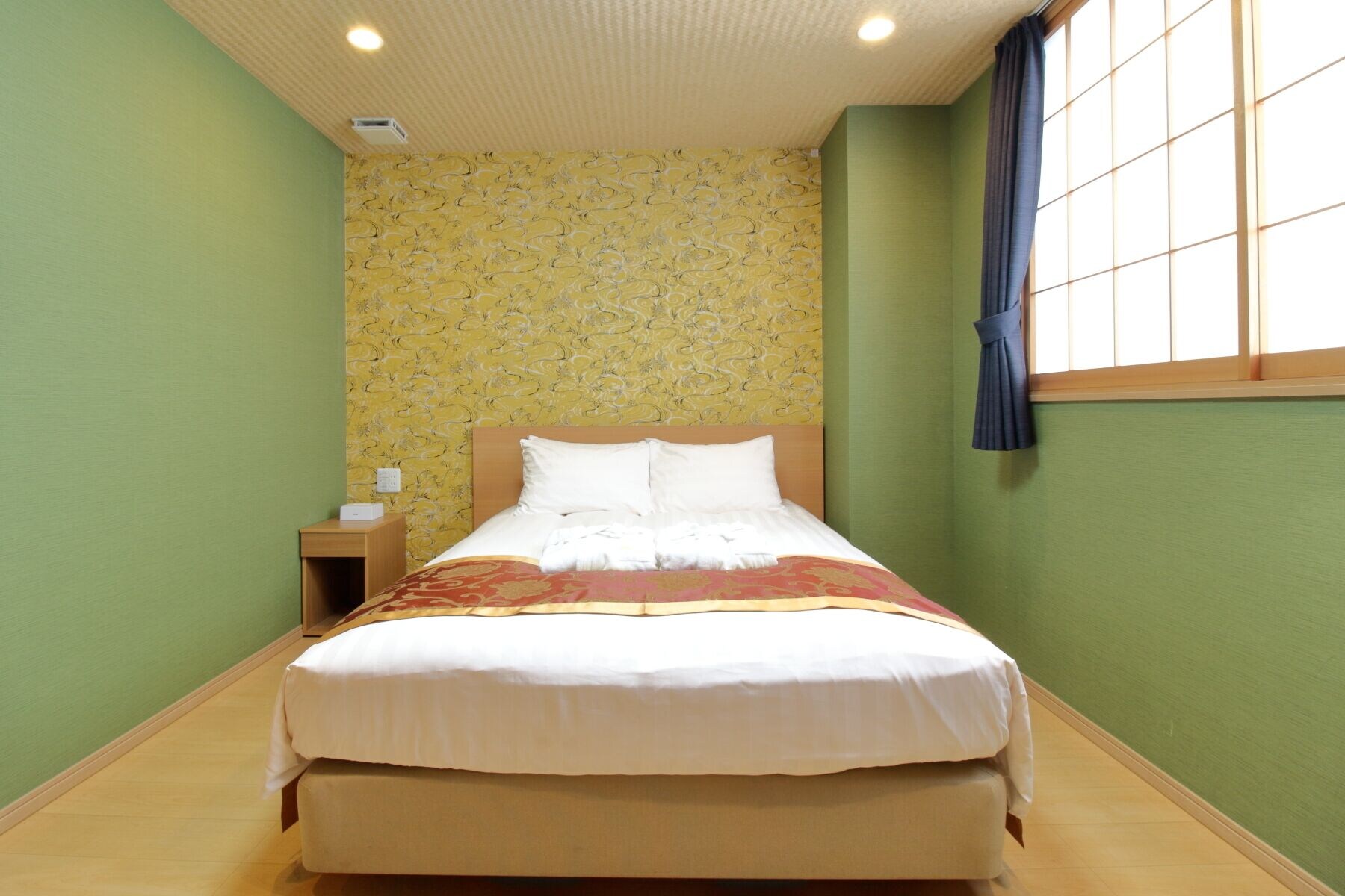 ROOM, DOUBLE BED