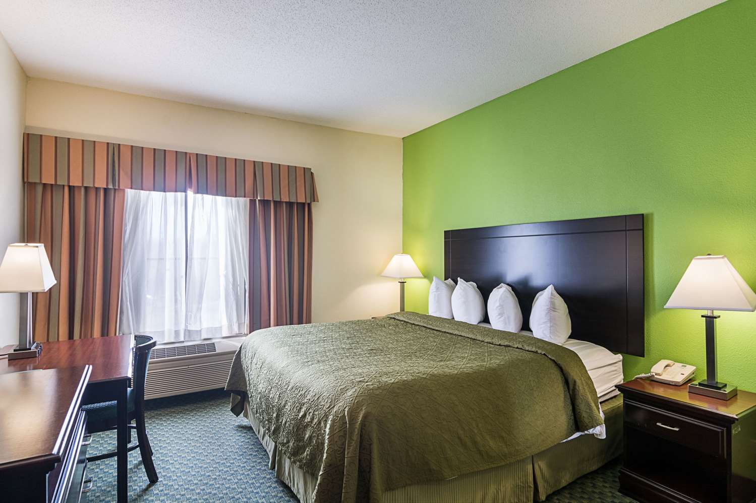 Suite, King Bed, Accessible