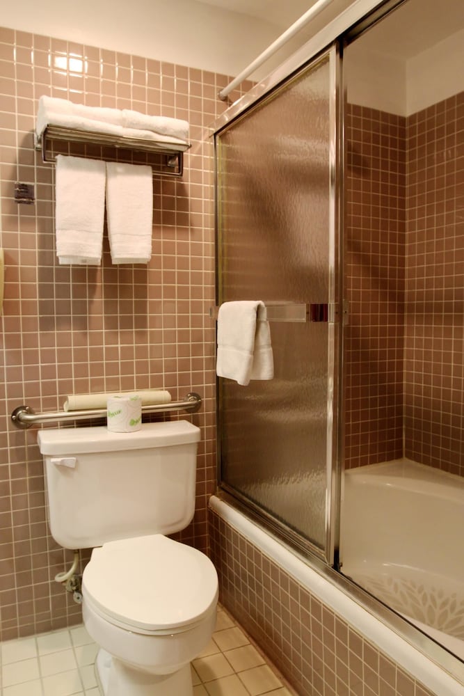 Metro Plaza Hotel 45/48