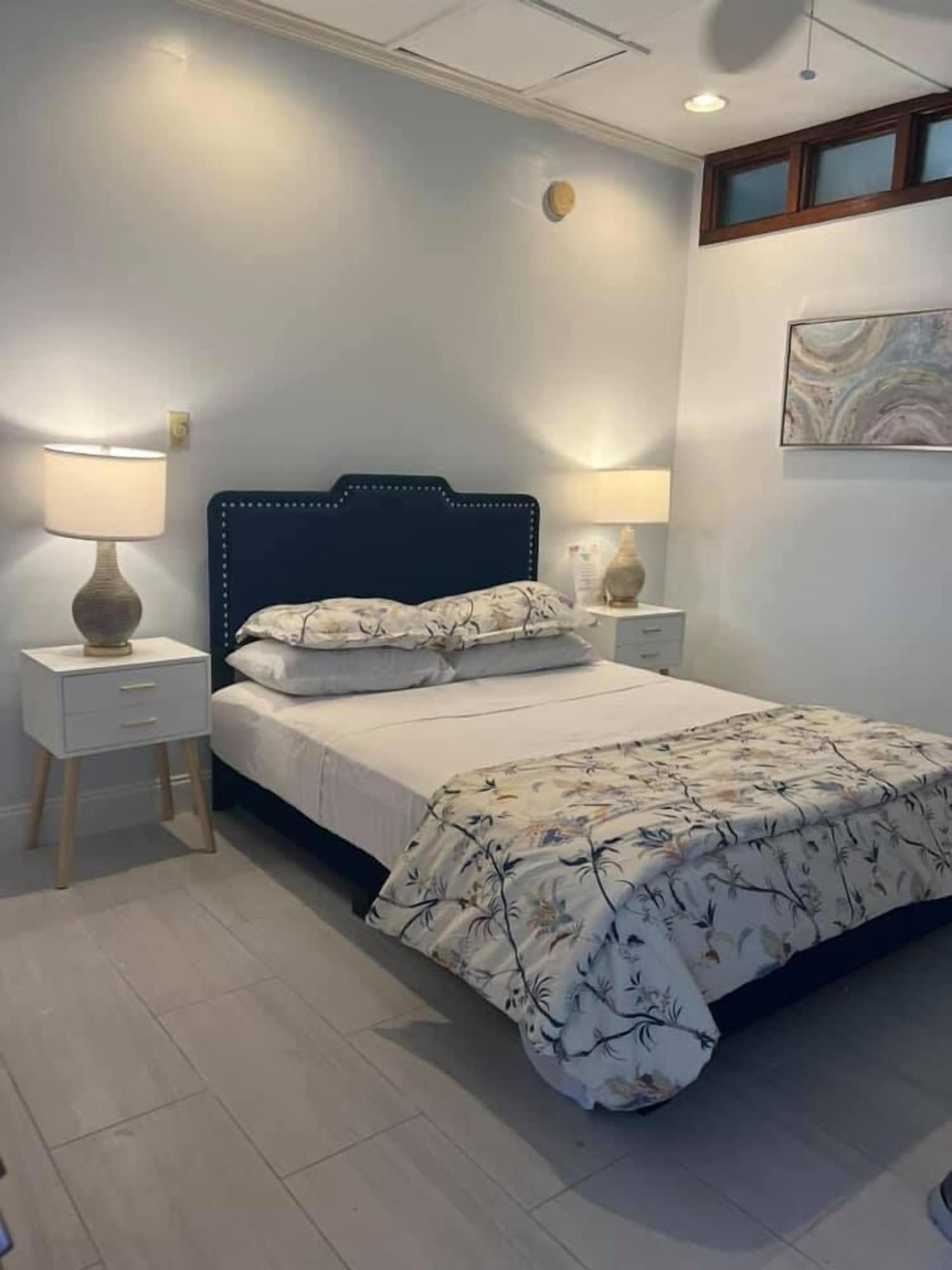 Tropical, Queen Bed