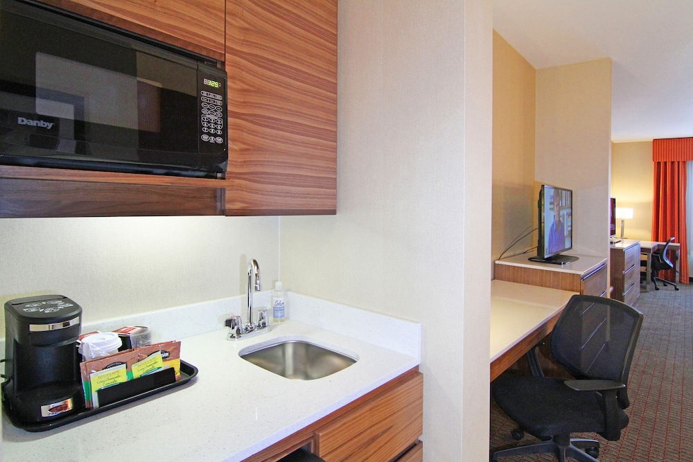 Holiday Inn Express And Suites Calgary Nw University Area 24/73