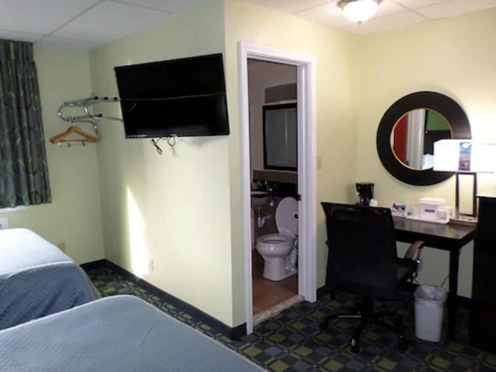 Travelodge by Wyndham Cleveland Lakewood 21/28
