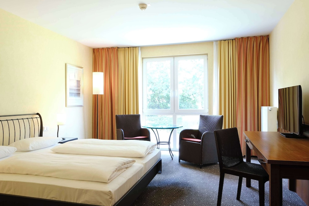 ROOM, DOUBLE BED
