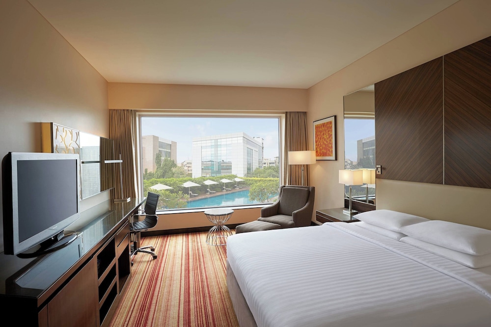 DELUXE, KING BED, POOL VIEW
