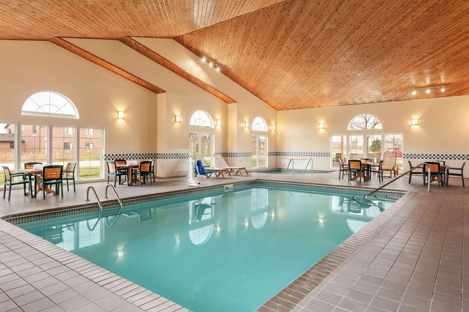 Country Inn & Suites By Radisson, Ames, IA 11/25