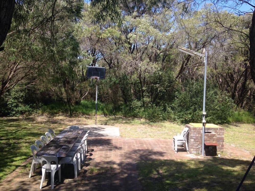 EMU BEACH CHALETS 32/35