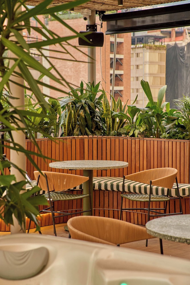 Dix Hotel 55/64