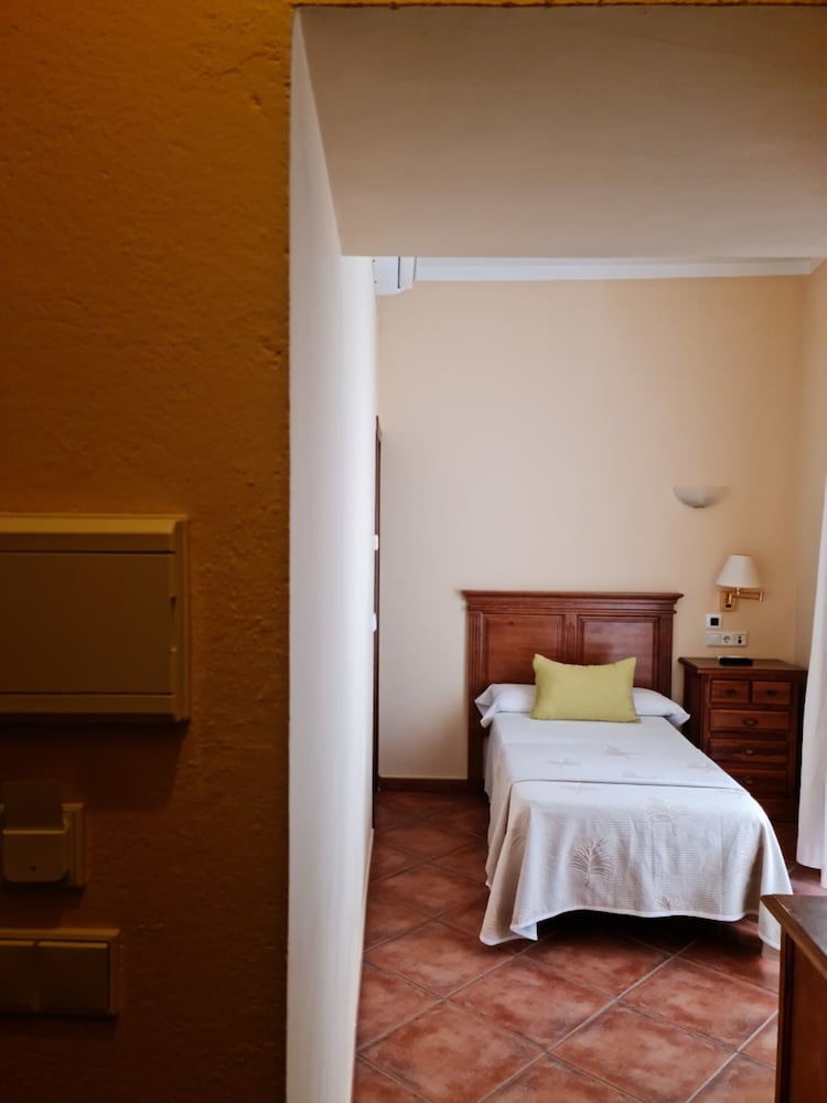 ROOM, SINGLE