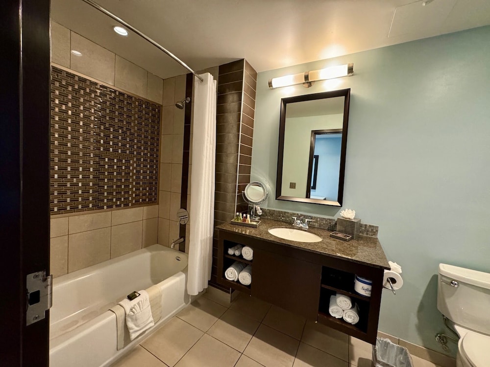 SUITE, KING BED, SOFA, NORTH WING, CORNER