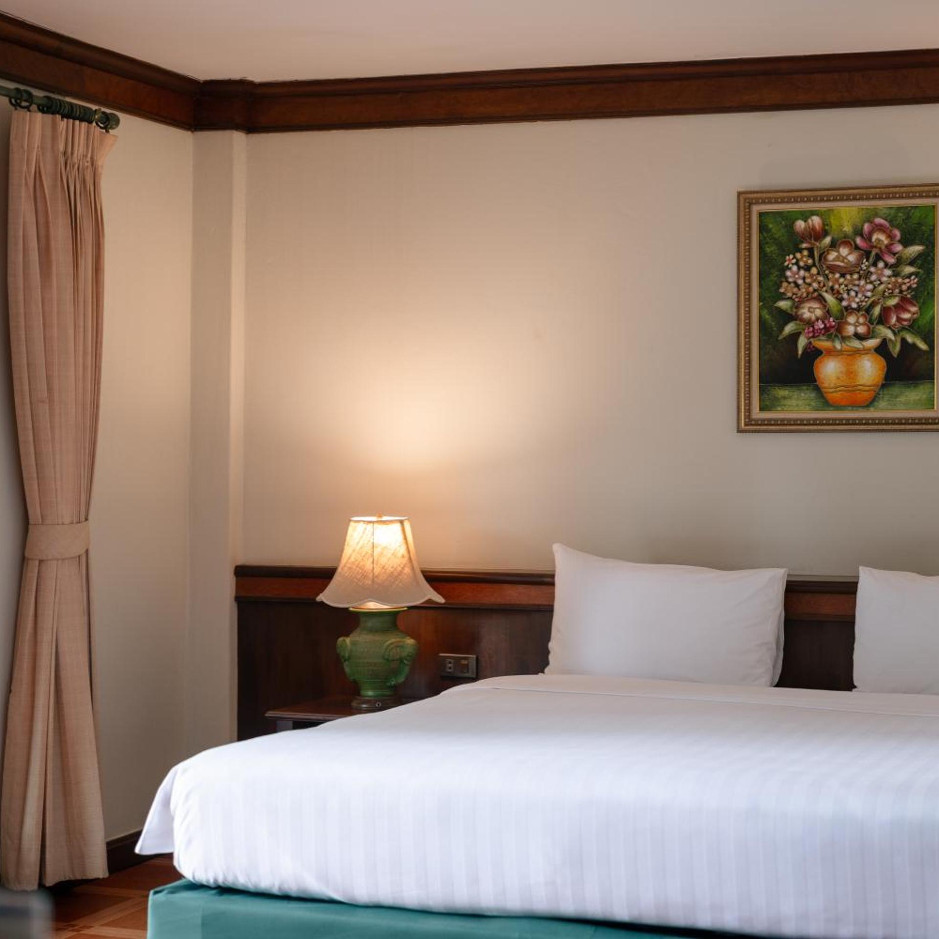 غرفة قياسية بسرير مزدوج، Erawan Hotel 2/3