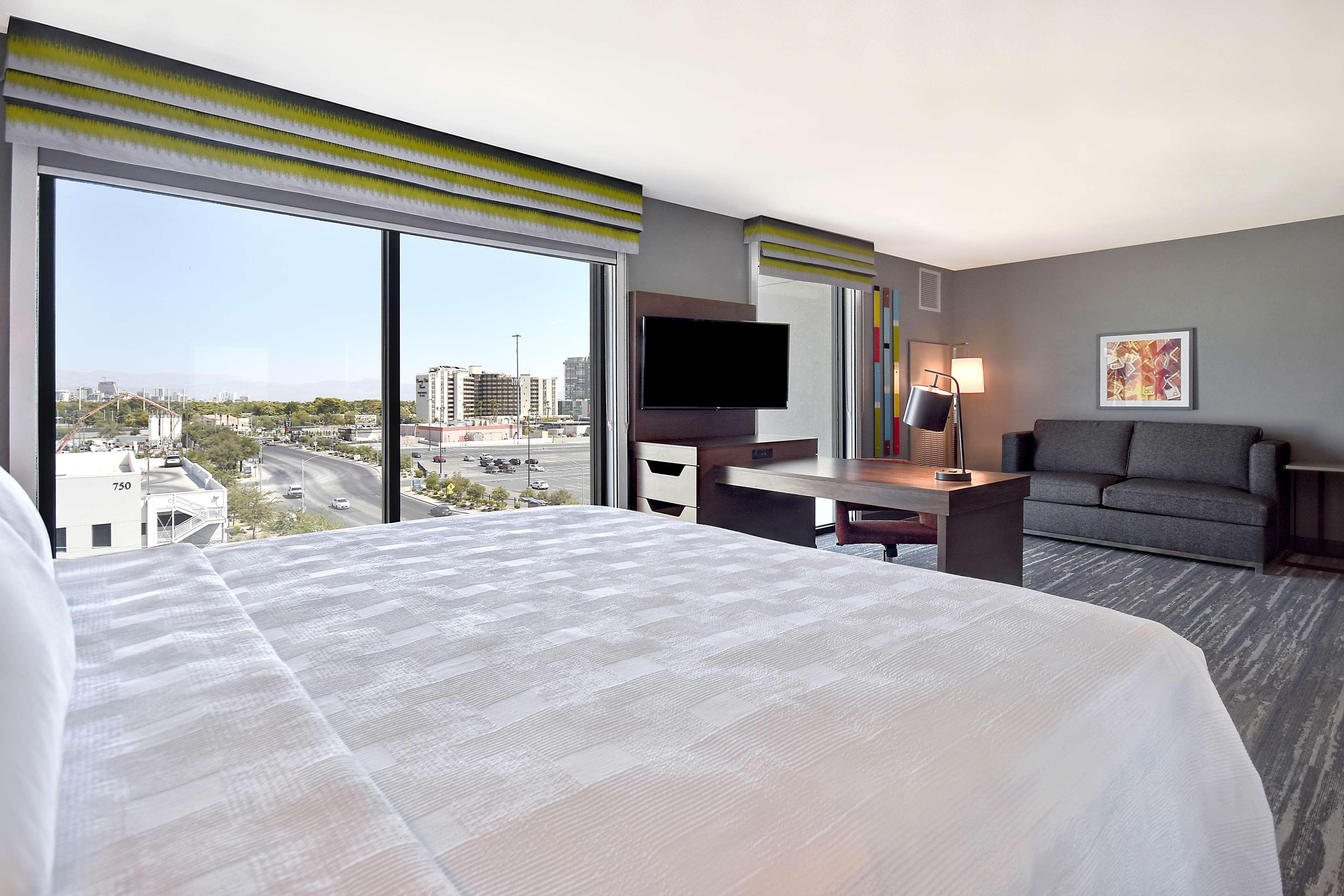 STUDIO, SUITE, KING BED