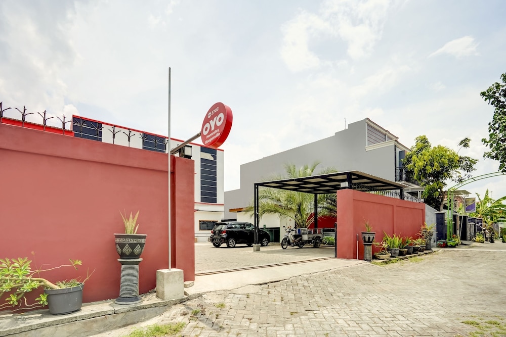 Hotel O near UNISLA formerly Homestay Bougenville 39/44