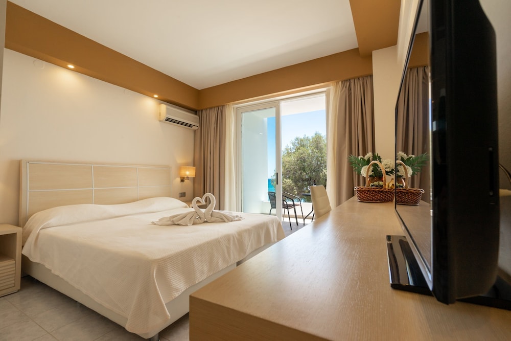 Kamari Plus Hotel 10/49