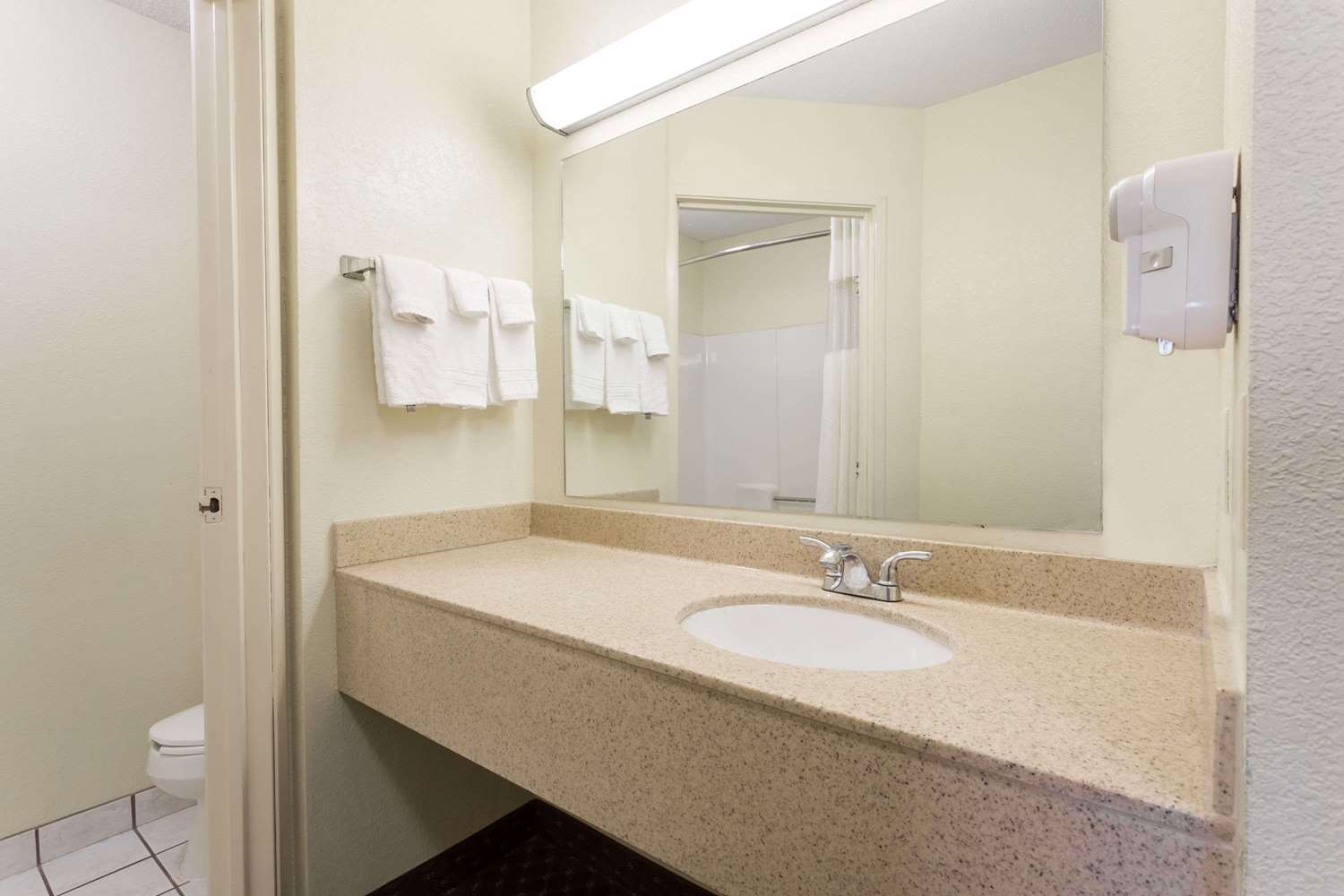 Days Inn Suites By Wyndham Bloomington Normal Il 43/45