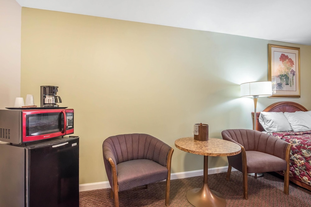 Rodeway Inn Bellows Falls 28/36