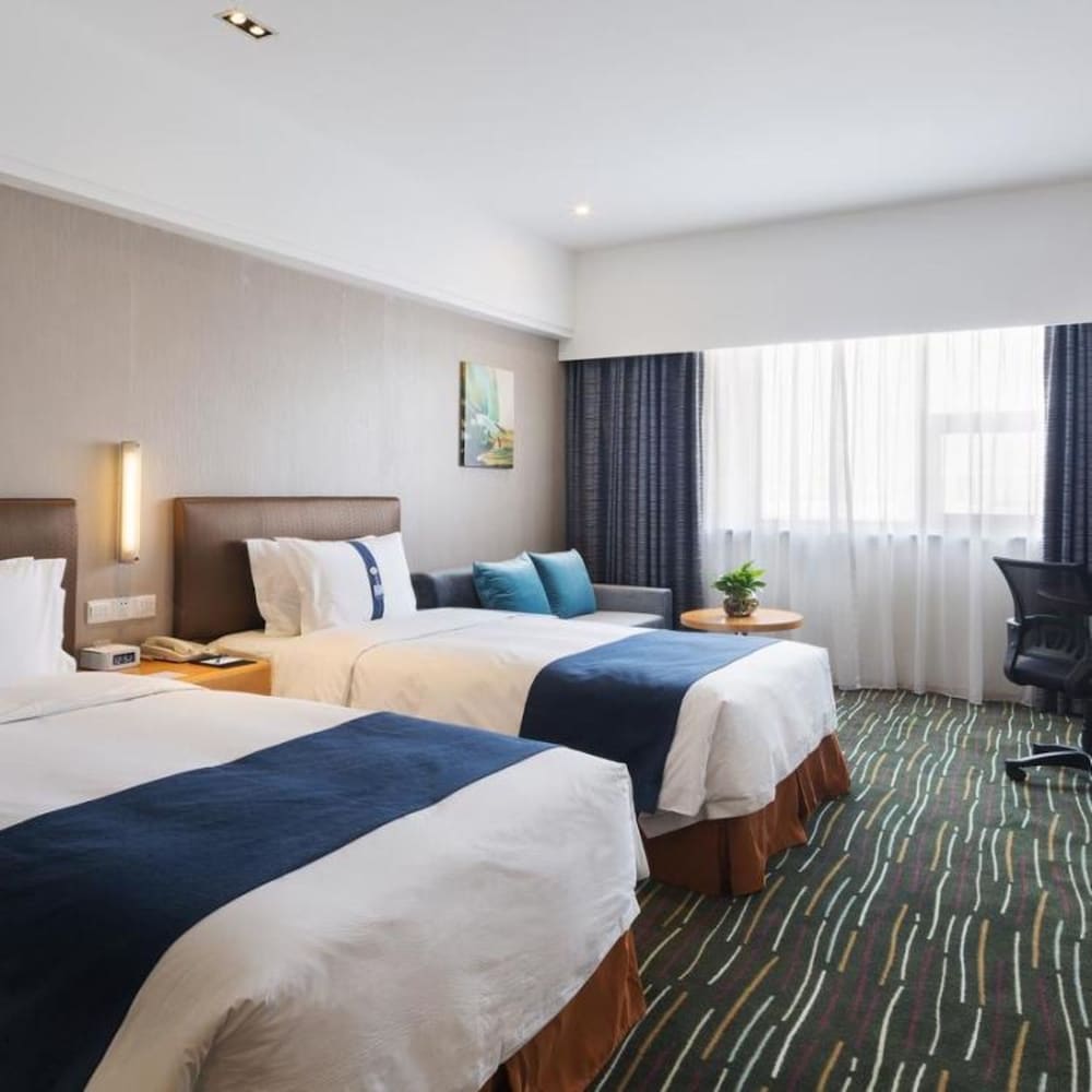 Holiday Inn Express New Jinqiao 17/35