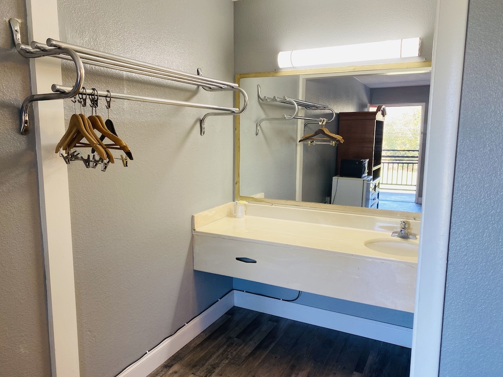 Travelers Place Inn & Suites 39/73