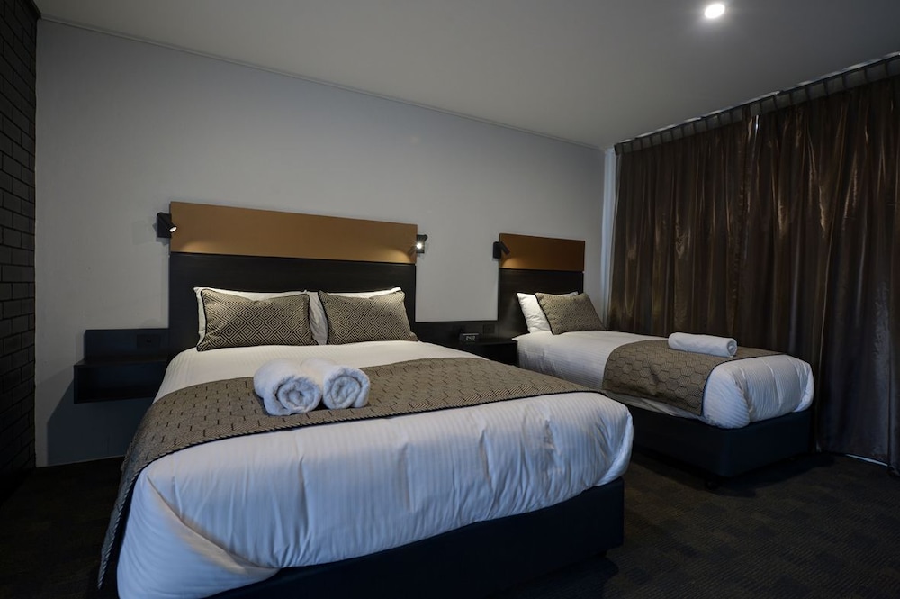 EXECUTIVE, 1 QUEEN AND 1 SINGLE BED