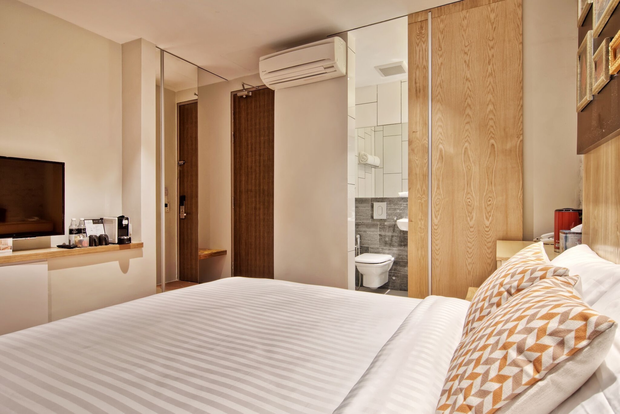 DELUXE, QUEEN BED
