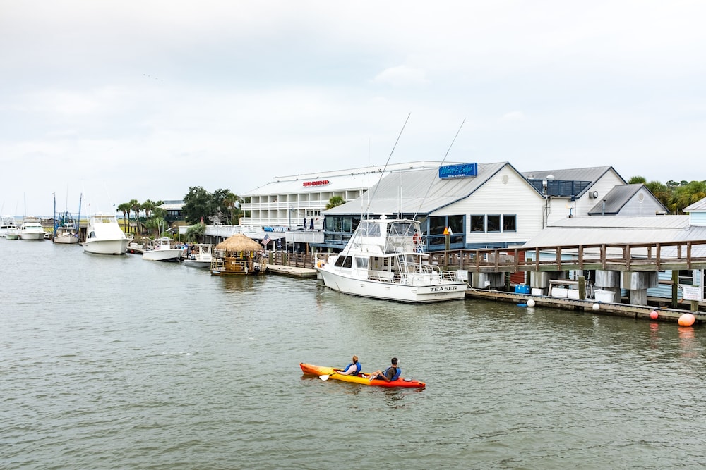Shem Creek Inn 35/37