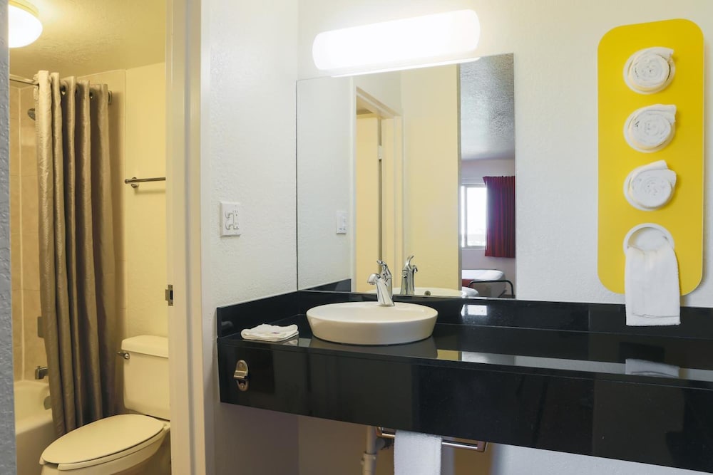 غرفة بريميوم بسريرين كوين، Motel6 Cutler Bay, FL - Miami 9/10