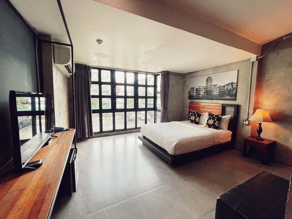 STANDARD, NO BALCONY