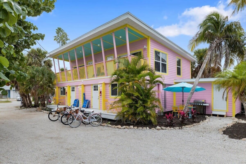 THE Palmview AND Sandpiper Inns 53/64
