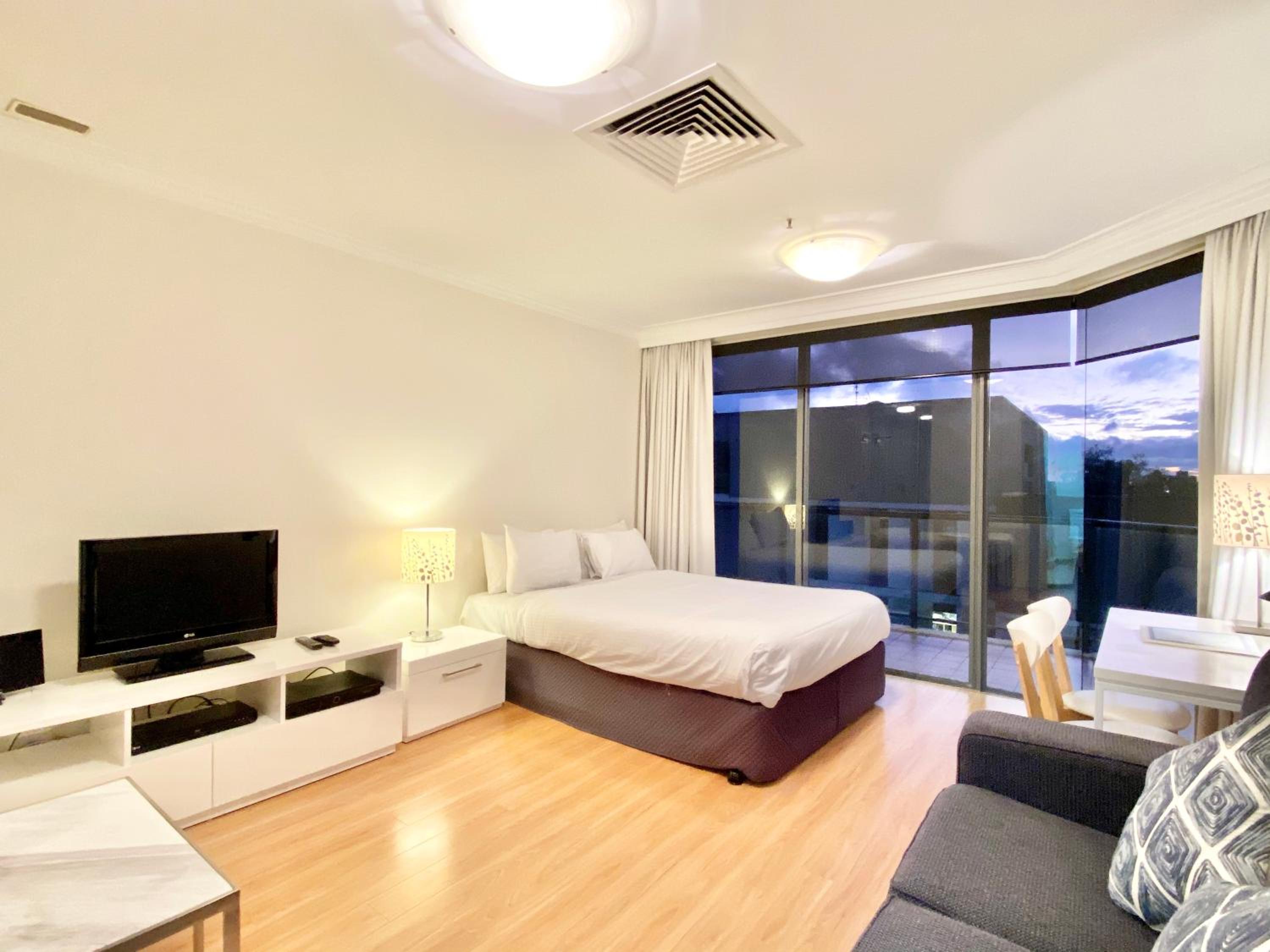 Studio, Queen Bed, Bay View