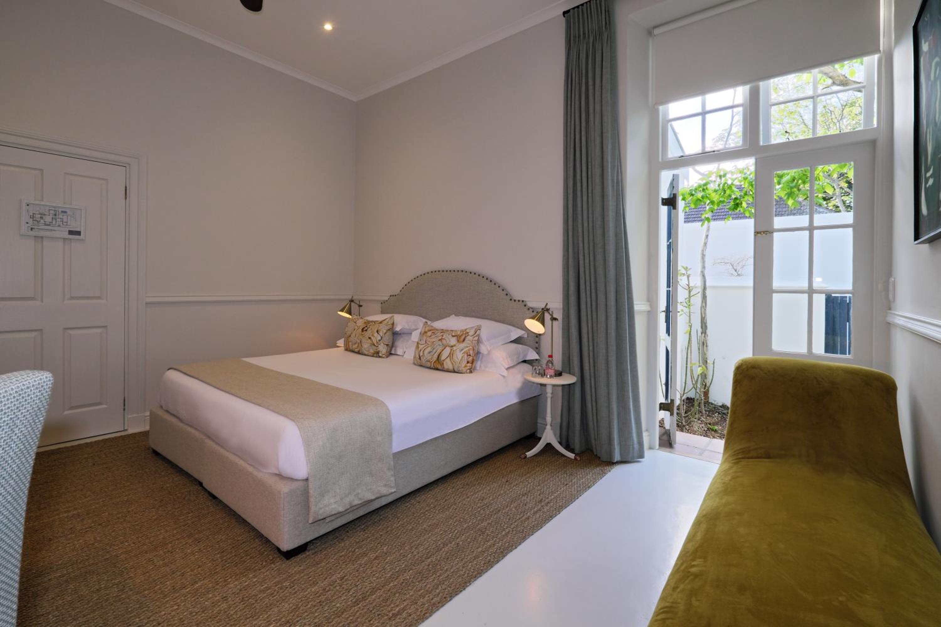 DELUXE, DOUBLE BED