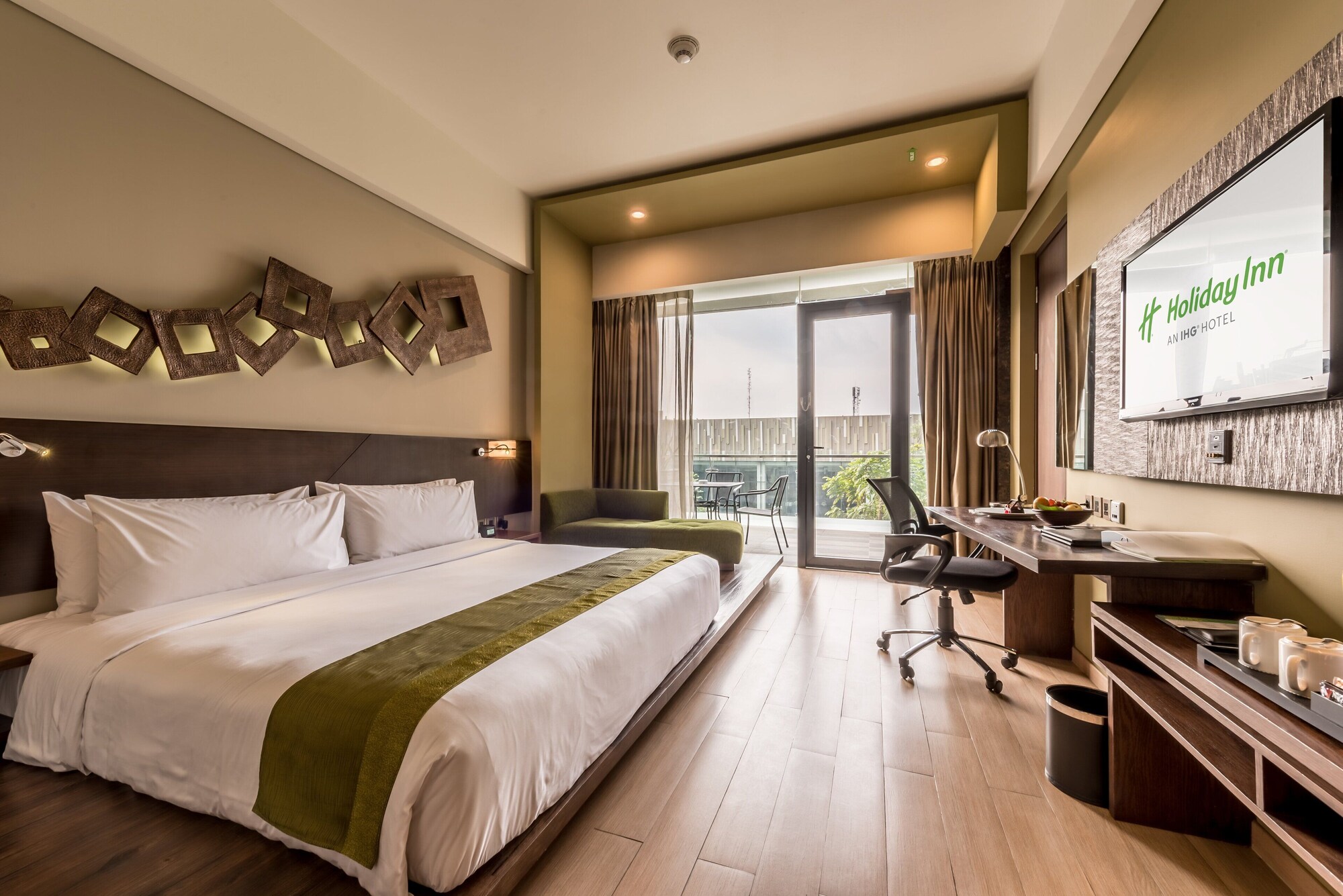 Standard, King Bed, Pool View, Bathtub