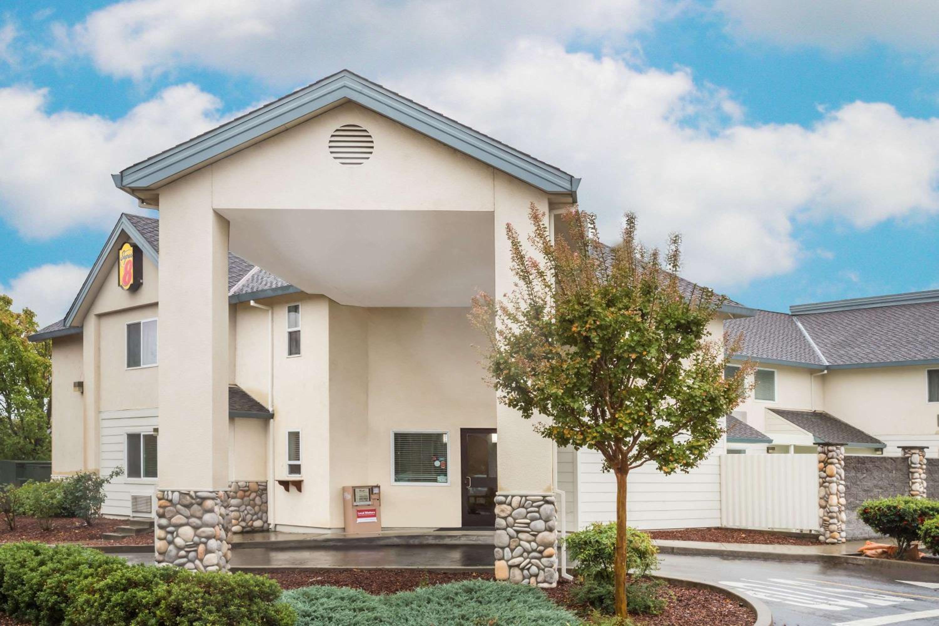 Super 8 by Wyndham Cloverdale Wine Country in CLOVERDALE - CA