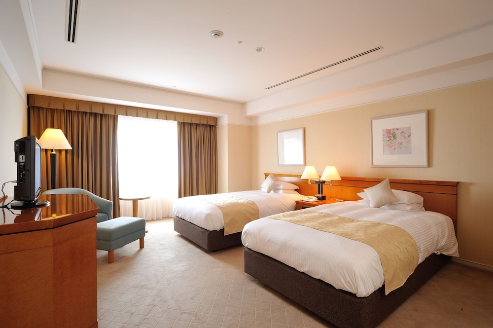 Suite, Twin Beds, Airport View