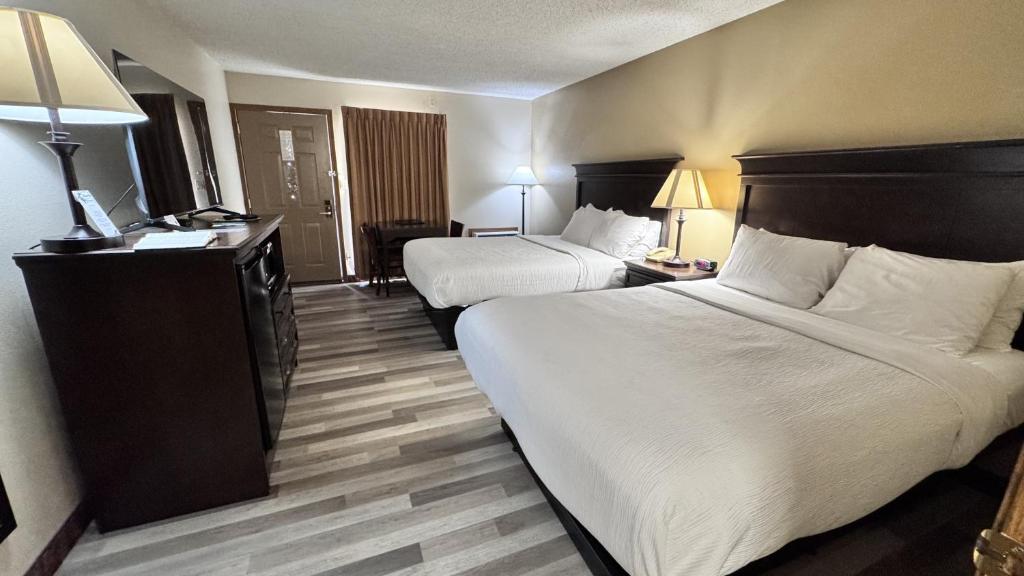 UPGRADE, EFFICIENCY, SUITE, 1 KING AND 2 DOUBLE BEDS