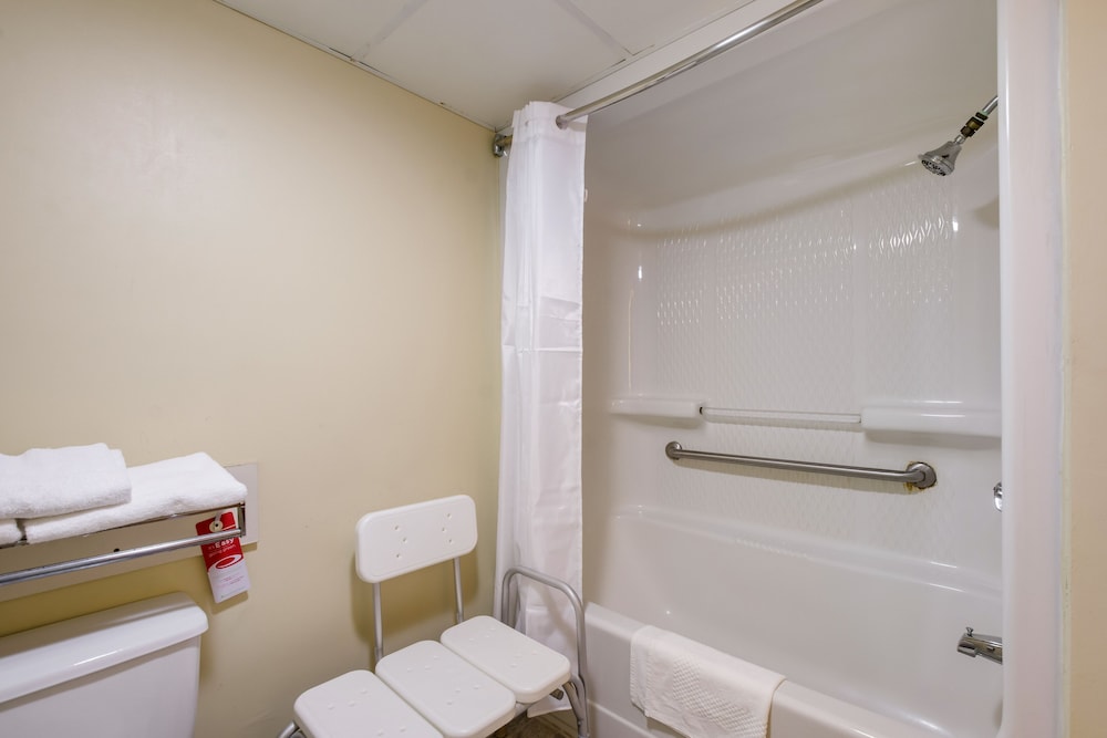 Econo Lodge Inn & Suites Knoxville East 11/25