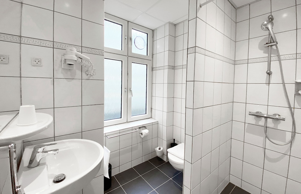 STANDARD, TRIPLE, TWIN BEDS, PRIVATE BATHROOM, SOFA
