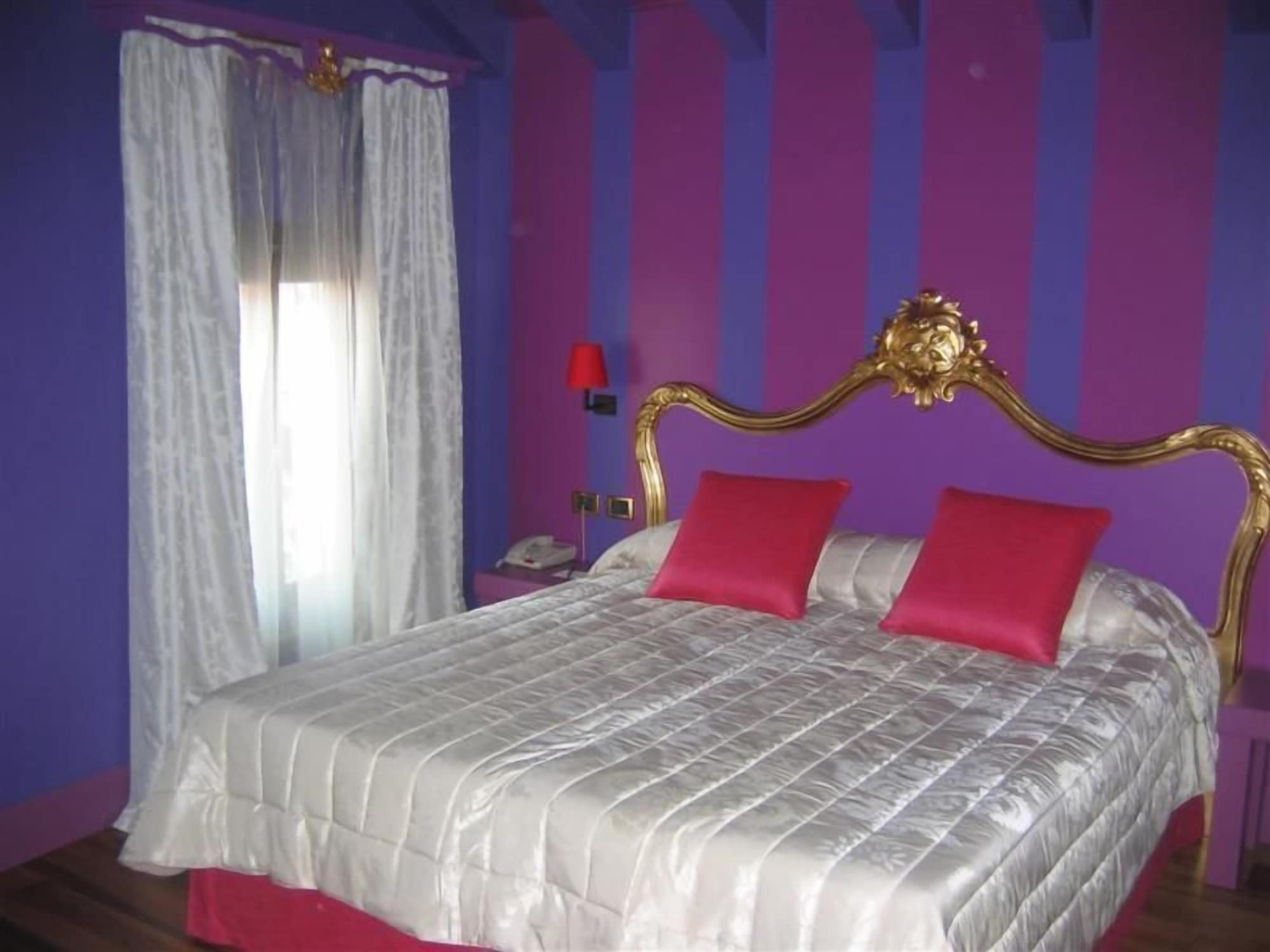 DELUXE, DOUBLE OR TWIN BED