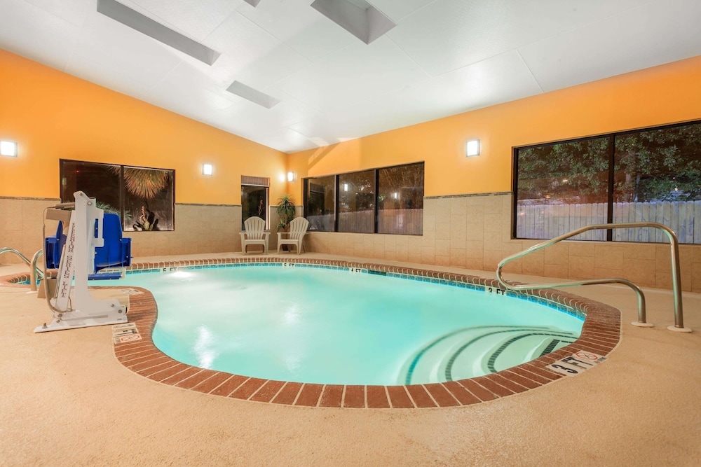 Ramada by Wyndham Locust Grove 17/29