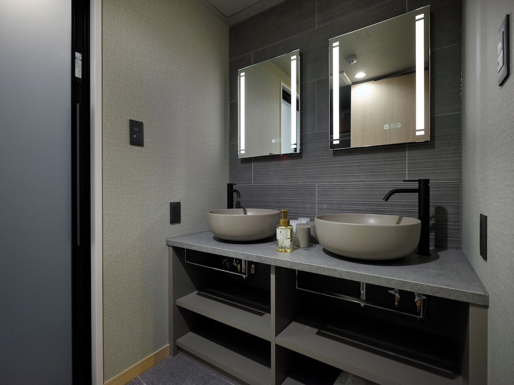 Premium Apart MONday KYOTO GOJO 61/63