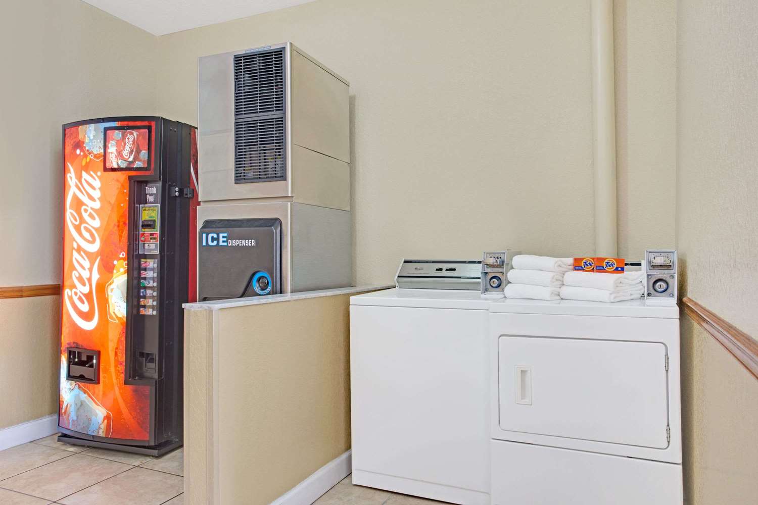 Super 8 by Wyndham Daytona Beach 3/10