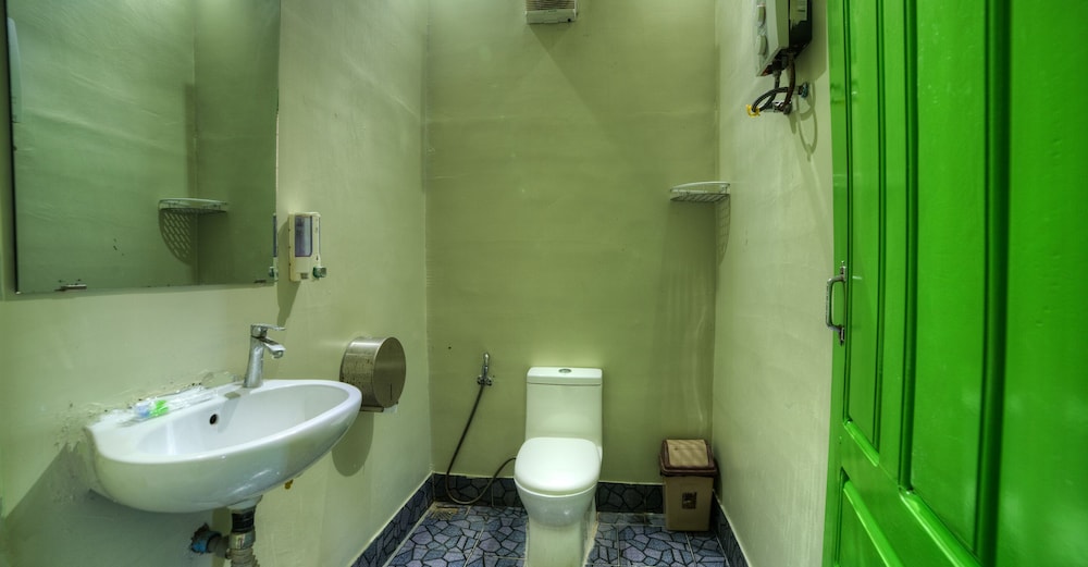 Female Dorm, 12 Beds