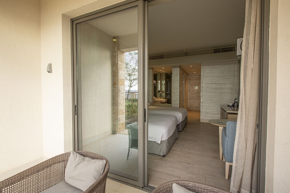 غرفة بسرير كينج بإطلالة على البحر، Hilton Dead Sea Resort and Spa 6/6
