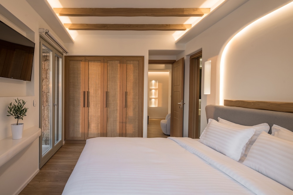HONEYMOON, SUITE, KING BED, SOFA, WITH POOL