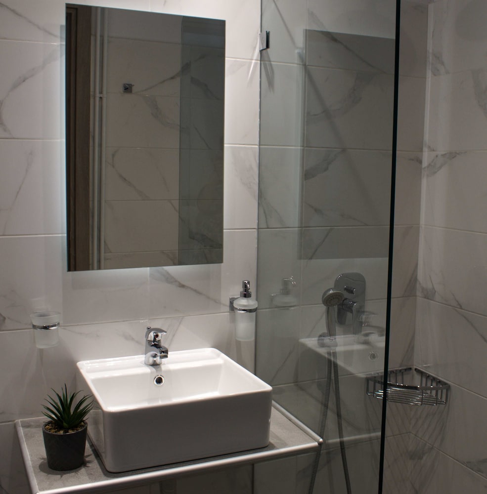 Petros Studios and Suites 32/81