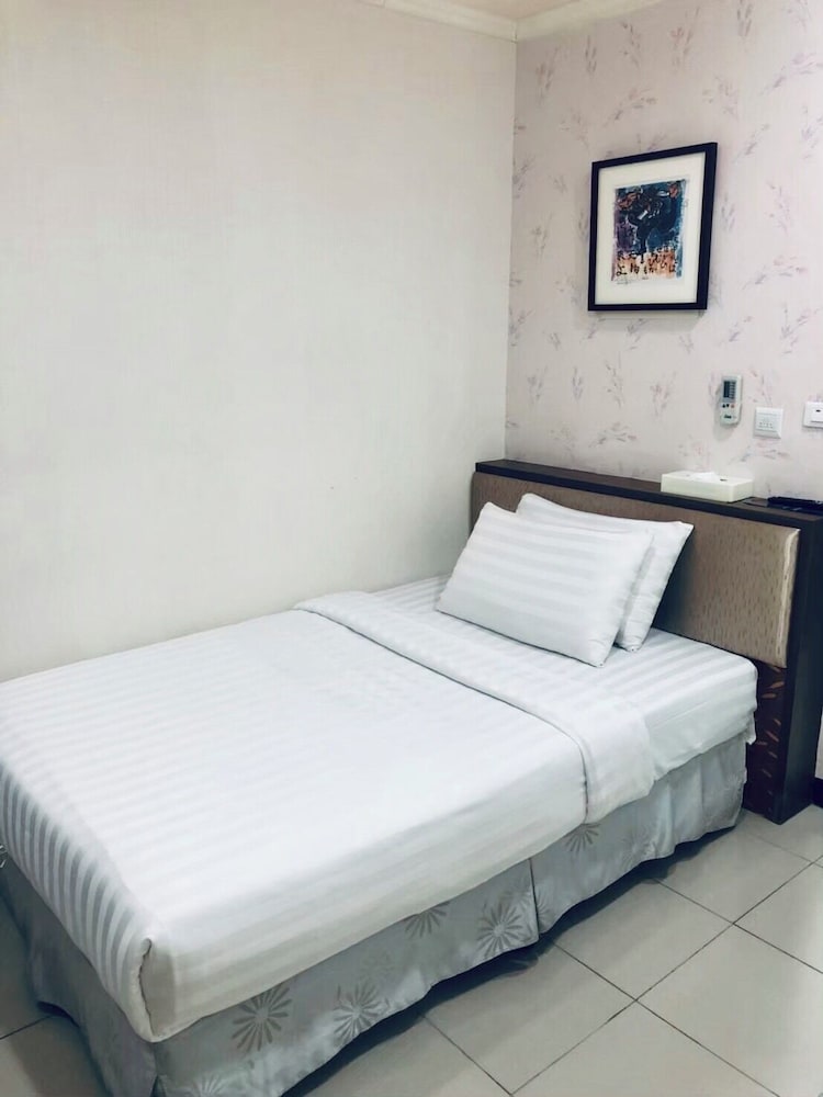 ROOM, SINGLE, NO WINDOW
