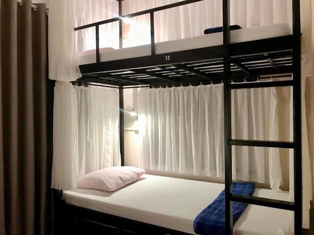 Amy Hostel Hue 36/65