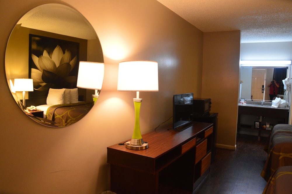Super 8 By Wyndham Madison 27/33