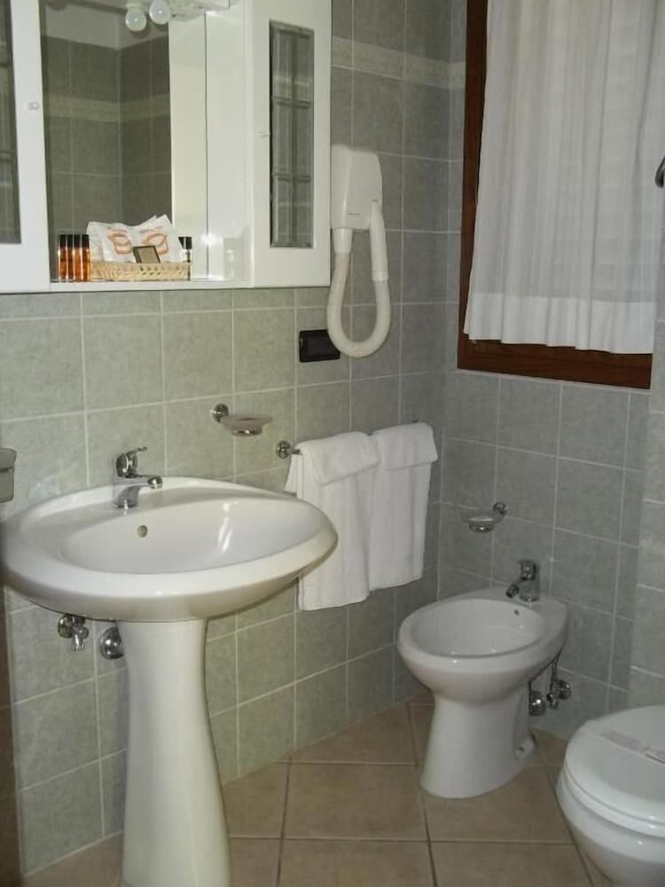 BASIC, DOUBLE OR TWIN BED