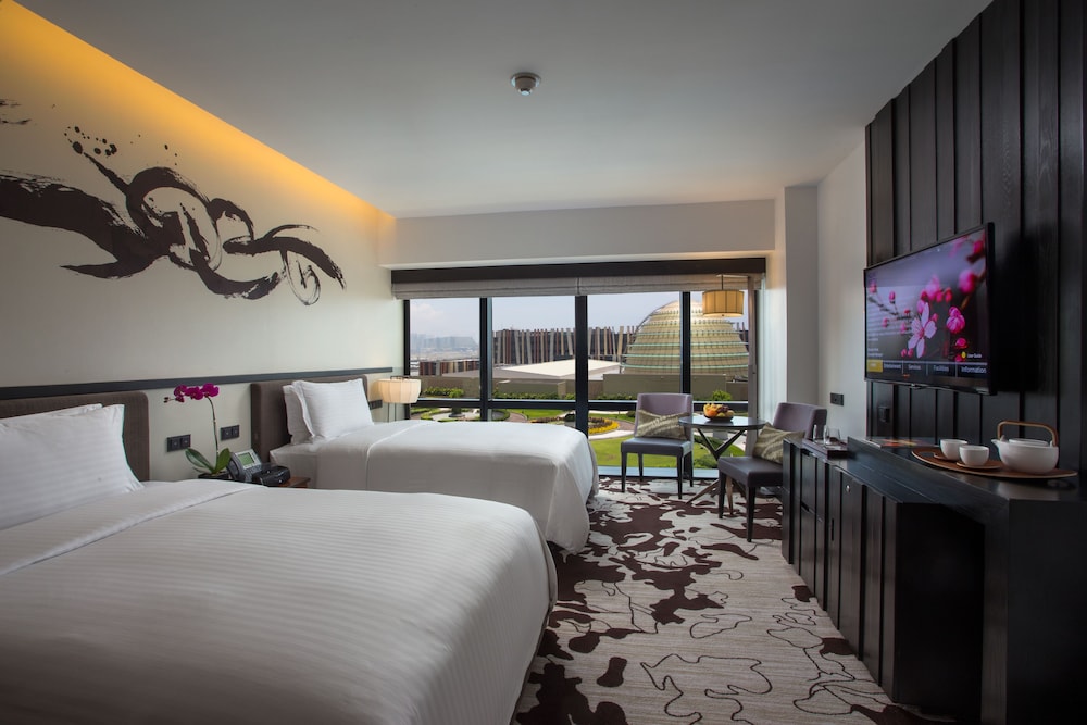 NOBU, DELUXE, KING BED, POOL VIEW